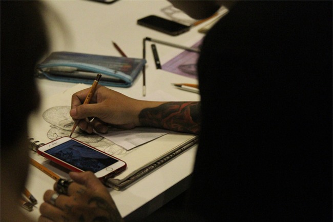 Câu chuyện đặc biệt ở Hà Nội: Người mẹ đưa con trai tâm thần đến xăm tên và số điện thoại để không lạc mất con - Ảnh 2.