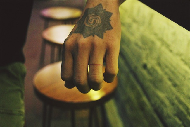 Câu chuyện đặc biệt ở Hà Nội: Người mẹ đưa con trai tâm thần đến xăm tên và số điện thoại để không lạc mất con - Ảnh 2.