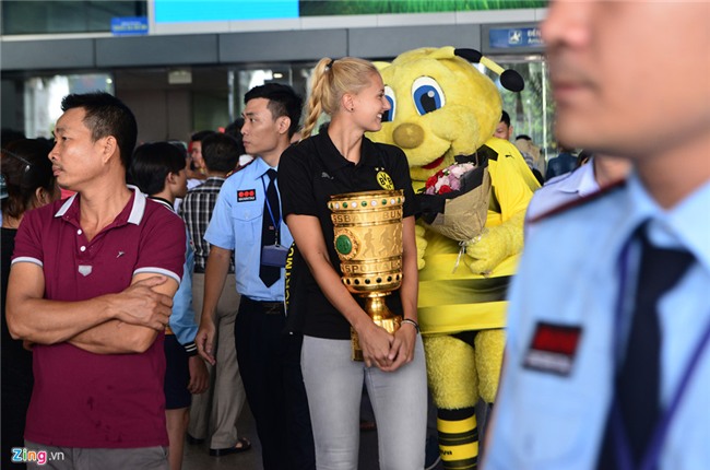 Dortmund dua nu HLV xinh dep sang Viet Nam hinh anh 1