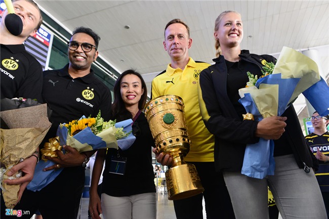 Dortmund dua nu HLV xinh dep sang Viet Nam hinh anh 2
