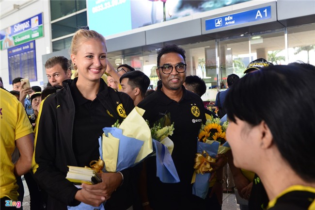 Dortmund dua nu HLV xinh dep sang Viet Nam hinh anh 3