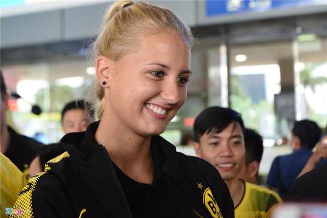 Dortmund dua nu HLV xinh dep sang Viet Nam hinh anh 4