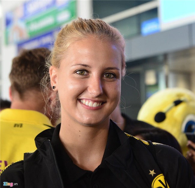 Dortmund dua nu HLV xinh dep sang Viet Nam hinh anh 5