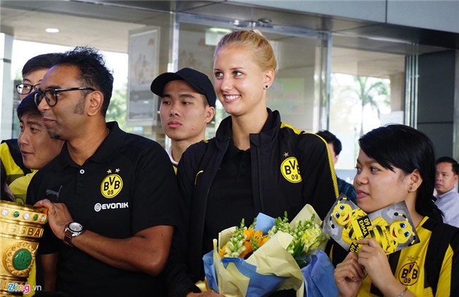 Dortmund dua nu HLV xinh dep sang Viet Nam hinh anh 6