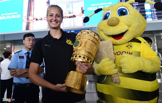 Dortmund dua nu HLV xinh dep sang Viet Nam hinh anh 7