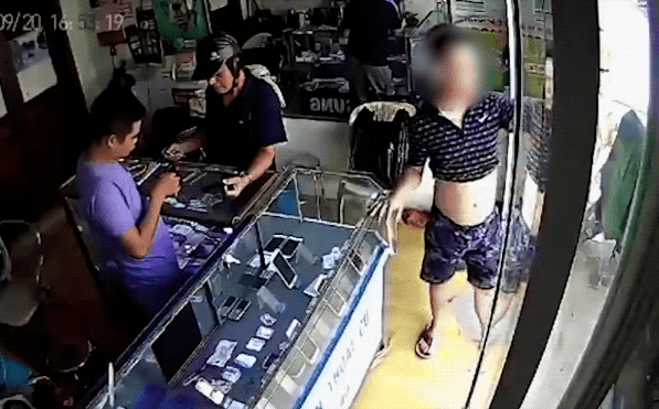 Tự khen mình đẹp trai, thanh niên