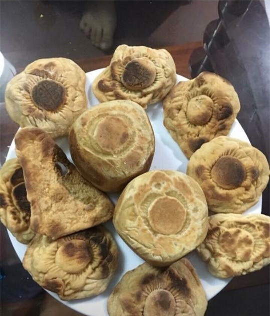 Hòa chung không khí người người làm bánh Trung thu, mẹ trẻ làm ngay phiên bản lỗi khiến dân mạng cười rơi răng - Ảnh 12.