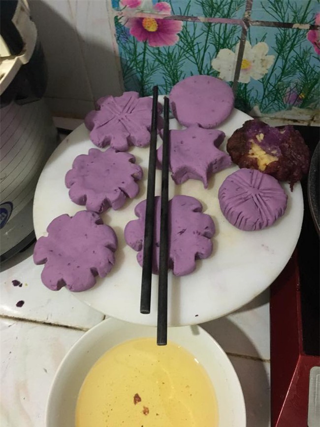 Hòa chung không khí người người làm bánh Trung thu, mẹ trẻ làm ngay phiên bản lỗi khiến dân mạng cười rơi răng - Ảnh 4.