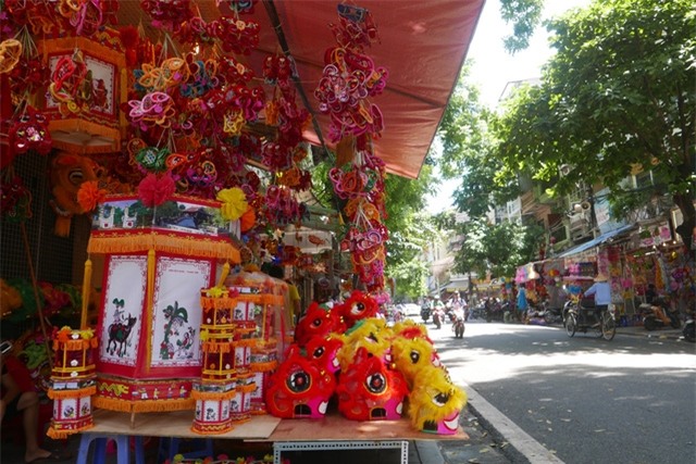 Còn nửa tháng nữa mới tới tết Trung thu nhưng ngay từ những ngày đầu tháng 8 Âm lịch, phố Hàng Mã đã nhộn nhịp hàng hoá, đồ chơi phục vụ thiếu nhi dịp này.