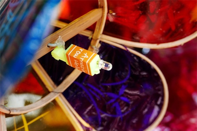 Chiếc đèn quay quen thuộc, mẫu mã không thay đổi sau hàng thập kỷ. Tuy nhiên, công nghệ ánh sáng cũng được tân trang bằng bóng đèn led thay cho nến như ngày xưa.