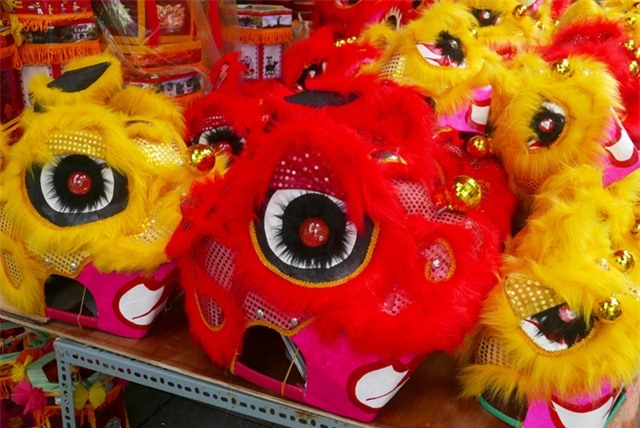 cho đến đầu lân, mặt nạ... vẫn là những món đồ chơi ưa thích của trẻ nhỏ. Nhờ việc sản xuất thủ công với số lượng lớn, những loại đồ chơi này có giá thành ngày càng giảm, chỉ khoảng từ vài chục đến hơn 100 nghìn một món.