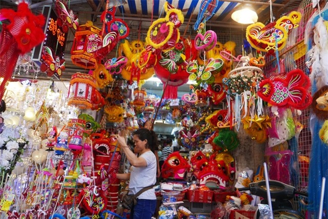 Những mặt hàng đèn lồng, đèn ông sao, đồ chơi Trung thu được các cửa hàng bày khắp không gian mặt tiền, màu sắc bắt mắt.