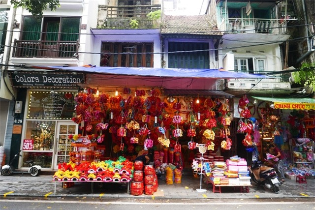 Hàng Mã là phố bán đồ chơi nổi tiếng trong khu phố cổ Hà Nội. Vào các dịp Trung thu, màu sắc của các loại đèn lồng, đồ chơi giăng khắp không gian cổ kính khiến nơi đây trở thành điểm tham quan hấp dẫn.