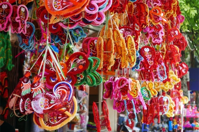 Khác với những năm trước khi các loại đèn lồng, đồ chơi Trung Quốc gần như chiếm lĩnh thị trường, năm nay đồ chơi nội lên ngôi. Các loại đèn lồng giấy nhựa công nghiệp vắng bóng, thay vào đó là các loại đèn nông nan trẻ, bóng kính được làm thủ công trong nước.
