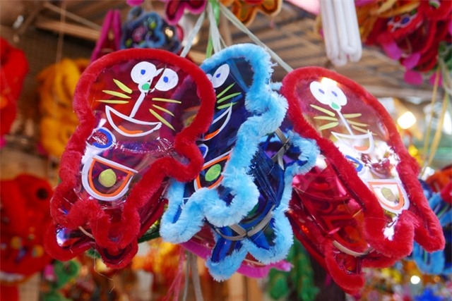 Ngoài các mẫu mã quen thuộc như hình cá chép, con gà... người làm đèn cũng cập nhật những mẫu mới như hình chú mèo máy Doremon để thu hút trẻ em. Giá đèn lồng nan tre bóng kính khoảng 40.000 đồng.