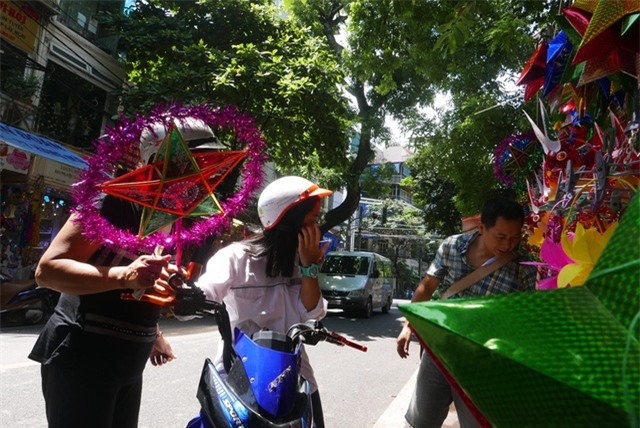 Điển hình trong các loại đồ chơi Trung thu truyền thống tất nhiên là đèn ông sao. Mặt hàng này vẫn được hỏi mua nhiều, giá giao động từ 15 nghìn đồng đến 100 nghìn đồng tuỳ kích cỡ lớn nhỏ.