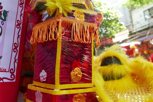 Đèn kéo quân, loại đồ chơi gần như bị lãng quên, nay xuất hiện nhiều trở lại trên các sạp hàng ở phố Hàng Mã. Đèn lồng kéo quân cỡ vừa có giá khoảng 200 - 300 nghìn đồng.