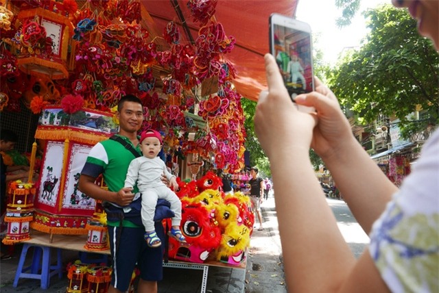 Trung thu cũng là dịp nhiều người tới phố Hàng Mã tranh thủ chụp ảnh lưu niệm giữa không gian rực rỡ màu sắc cổ truyền.