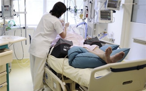 ba bau 7 thang nguy kich, thai chet luu vi thoi quen an do dong lanh - 1