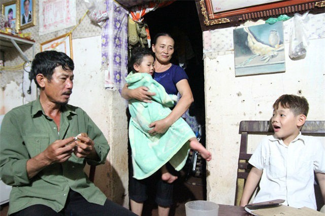 bo mat, 4 thang sau me dang mang bau tu vong, 2 dua tre ngo cha me di lam xa - 5