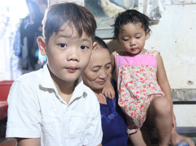 bo mat, 4 thang sau me dang mang bau tu vong, 2 dua tre ngo cha me di lam xa - 6