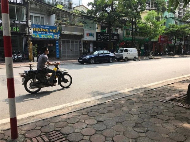 Clip: Nghĩ mình bị nhìn đểu, nam thanh niên đánh người đàn ông chảy máu đầu giữa phố Hà Nội - Ảnh 4.