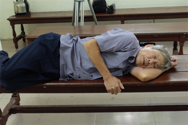 Cha của bé gái 3 tuổi bị đối tượng 79 tuổi hiếp dâm: Ông ấy tỏ ra kiệt sức ở tòa nhưng về nhà vẫ - Ảnh 1.