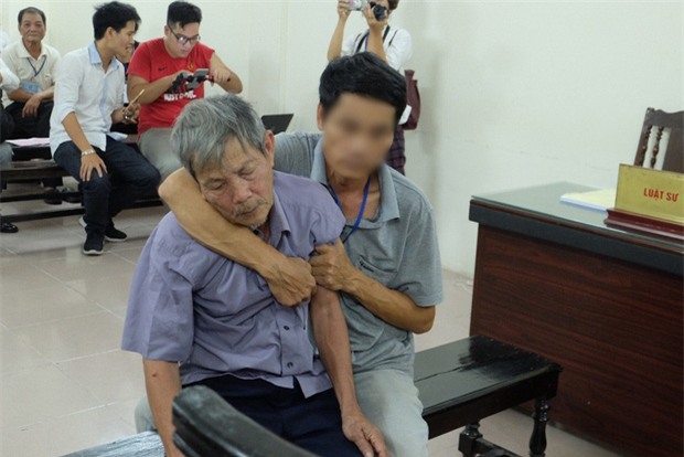 Cha của bé gái 3 tuổi bị đối tượng 79 tuổi hiếp dâm: Ông ấy tỏ ra kiệt sức ở tòa nhưng về nhà vẫ - Ảnh 2.