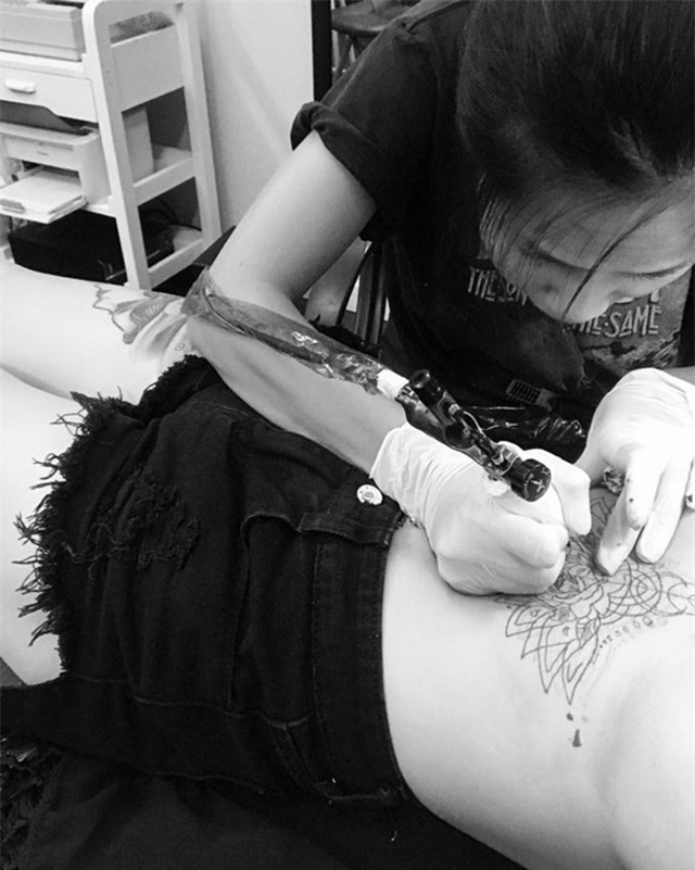 Và giờ đây, cô đã trở thành một nữ thợ xăm chuyên nghiệp
