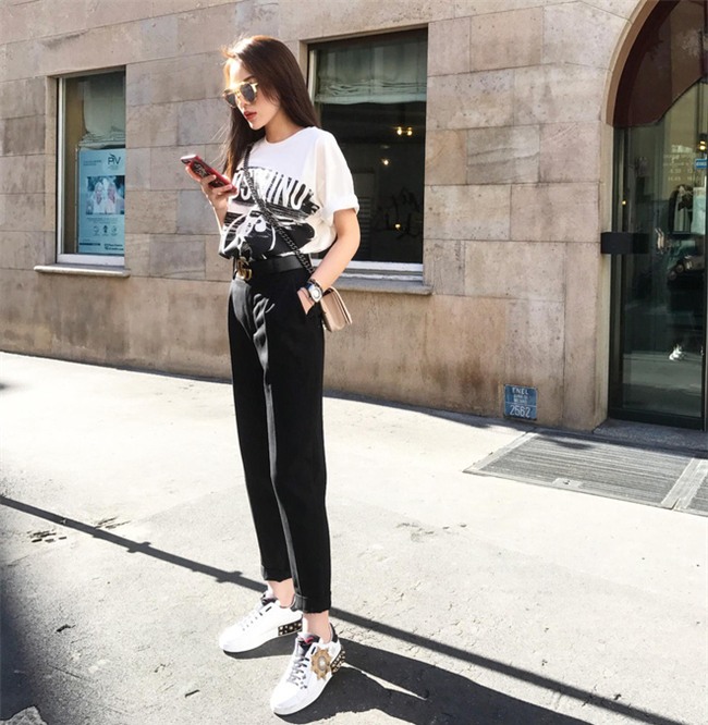 Khoe ảnh street style ở Milan, Kỳ Duyên lại khiến fan trầm trồ với chiếc đồng hồ tiền tỉ - Ảnh 1.