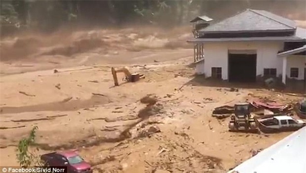 Clip: Vỡ hồ chứa, công nhân cuống cuồng tháo chạy khỏi dòng nước lũ - Ảnh 2.