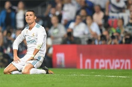 C.Ronaldo thi đấu kém thuyết phục dù được bạn gái cổ vũ nhiệt tình