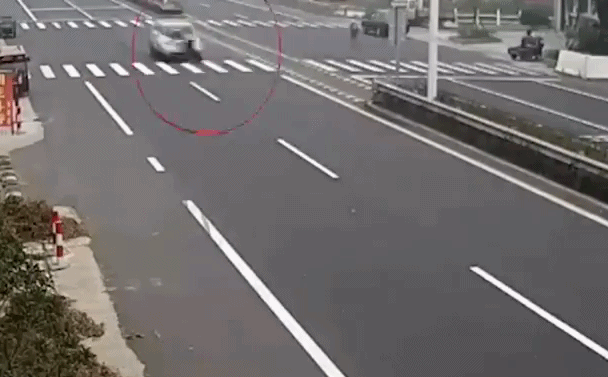 Không đòi được tiền, cô gái rủ người yêu mới leo lên nóc ca-pô xe hơi của bạn trai cũ để... ăn vạ