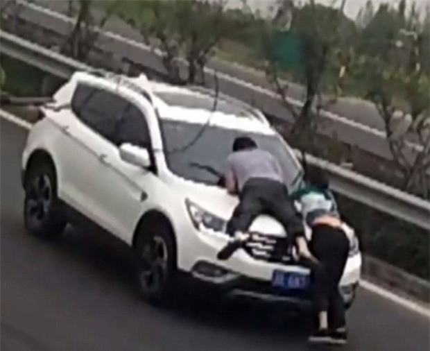 Không đòi được tiền, cô gái rủ người yêu mới leo lên nóc ca-pô xe hơi của bạn trai cũ để... ăn vạ - Ảnh 2.