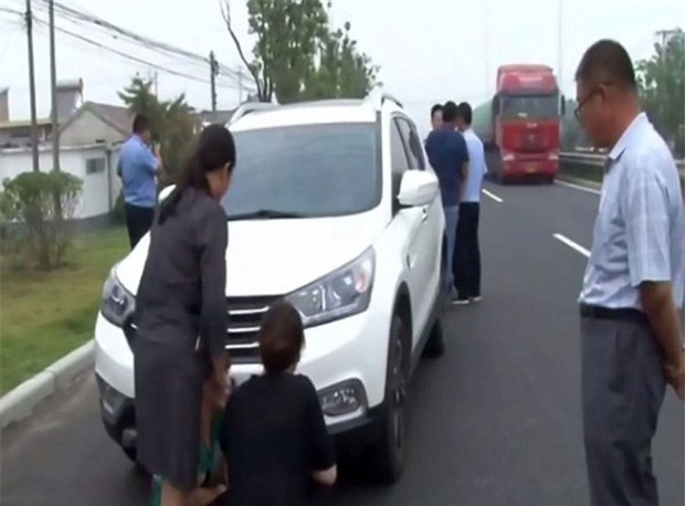 Không đòi được tiền, cô gái rủ người yêu mới leo lên nóc ca-pô xe hơi của bạn trai cũ để... ăn vạ - Ảnh 4.