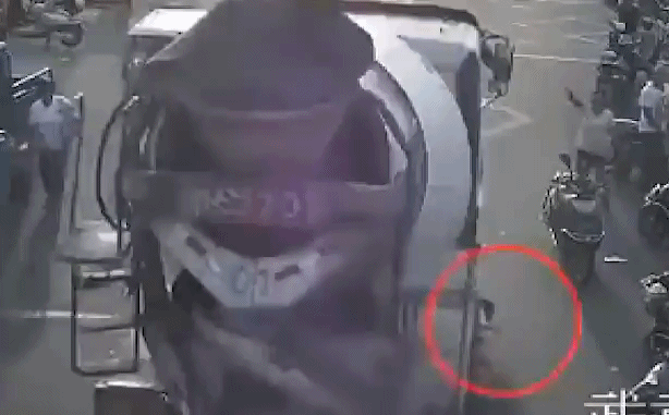 Clip: Ngồi chờ mẹ mua đồ, bé trai bị xe trộn bê tông kéo lê 30 mét trên đường