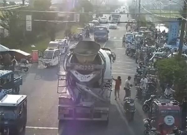 Clip: Ngồi chờ mẹ mua đồ, bé trai bị xe trộn bê tông kéo lê 30 mét trên đường - Ảnh 3.