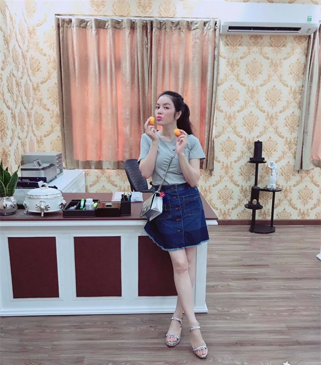 Ngọc Trinh, Hà Tăng diện đồ trẻ thế này nhìn chẳng khác gì nữ sinh - Ảnh 20.