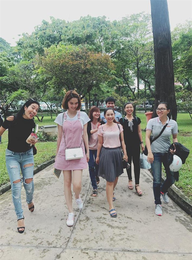 Ngọc Trinh, Hà Tăng diện đồ trẻ thế này nhìn chẳng khác gì nữ sinh - Ảnh 4.