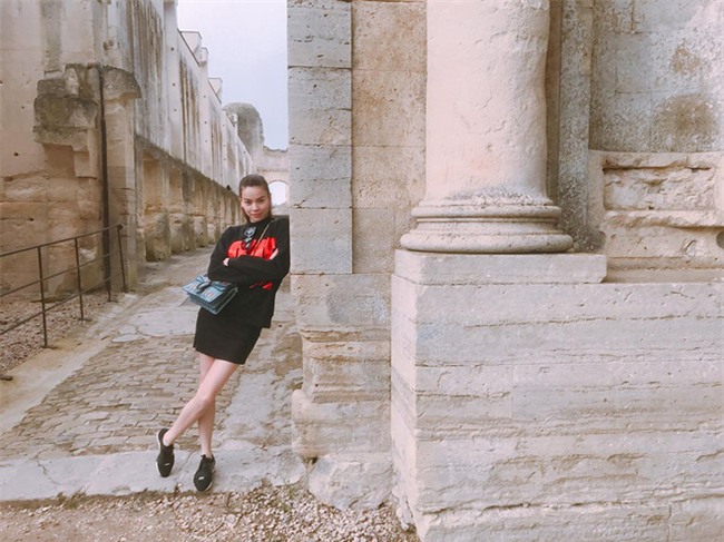 Ngọc Trinh, Hà Tăng diện đồ trẻ thế này nhìn chẳng khác gì nữ sinh - Ảnh 7.