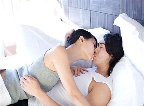 chong dot ngot buoc vao giuong, hon toi roi lanh lung de nghi ly hon - 1