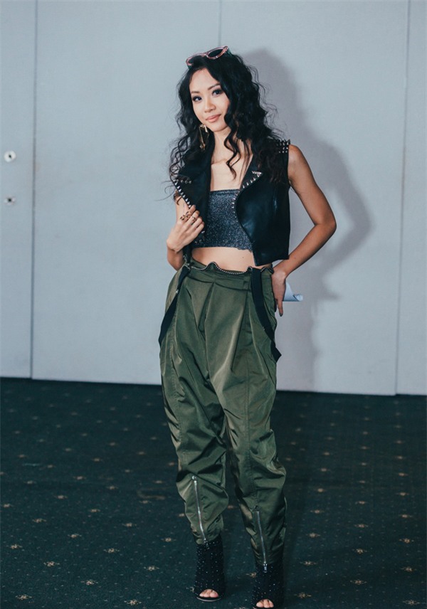 Thủy Tiên rườm rà cũn cỡn - Châu Bùi phá cách quá lố lọt top sao mặc xấu tuần này-9