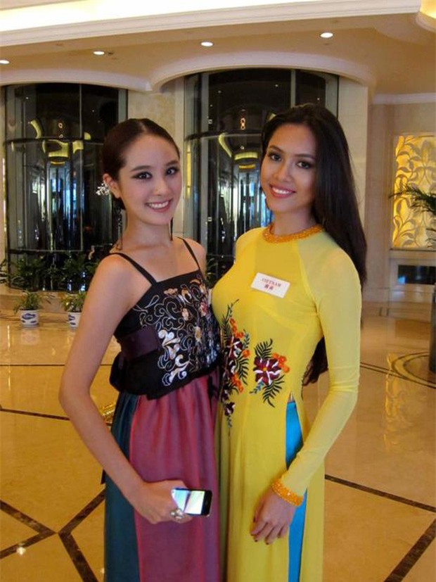Đi thi Miss World, các người đẹp Việt thường chuẩn bị những kiểu áo dài như thế nào? - Ảnh 4.