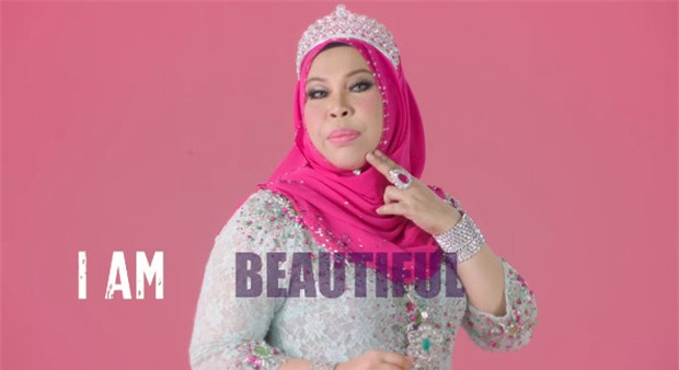 Nữ đại gia Malaysia gây tranh cãi khi đăng tải bức ảnh nằm giữa bồn tắm chất đầy tiền và trang sức - Ảnh 2.