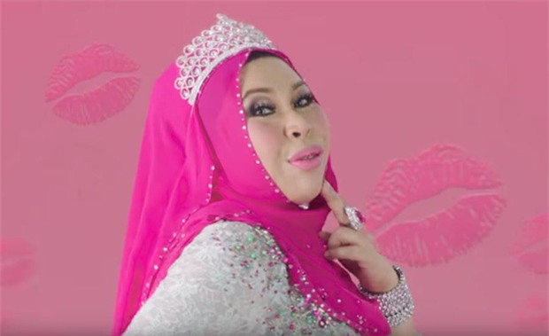 Nữ đại gia Malaysia gây tranh cãi khi đăng tải bức ảnh nằm giữa bồn tắm chất đầy tiền và trang sức - Ảnh 3.