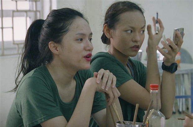 Hương Giang và Mai Ngô nhập ngũ: Quên ăn, quên ngủ nhưng kiểu gì cũng phải bôi trát đầy đủ - Ảnh 2.