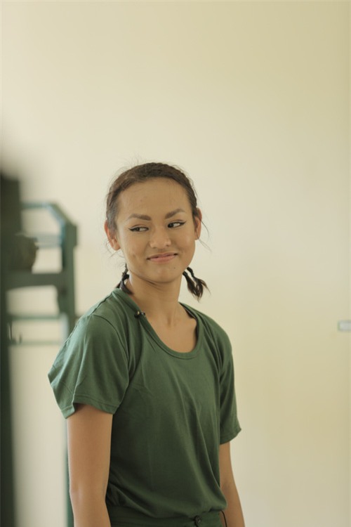 Hương Giang và Mai Ngô nhập ngũ: Quên ăn, quên ngủ nhưng kiểu gì cũng phải bôi trát đầy đủ - Ảnh 6.