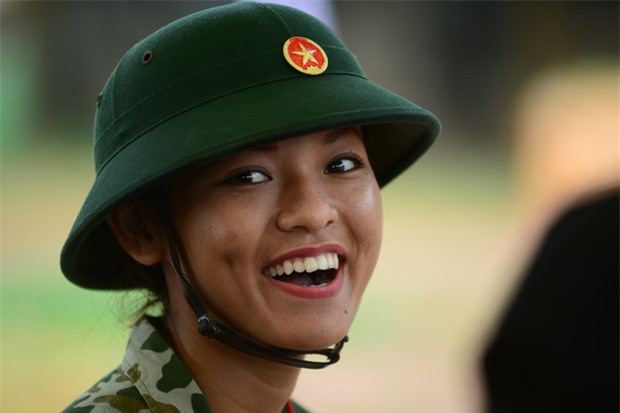 Hương Giang và Mai Ngô nhập ngũ: Quên ăn, quên ngủ nhưng kiểu gì cũng phải bôi trát đầy đủ - Ảnh 8.