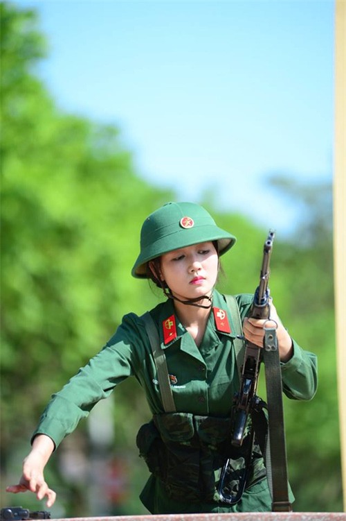 Hương Giang và Mai Ngô nhập ngũ: Quên ăn, quên ngủ nhưng kiểu gì cũng phải bôi trát đầy đủ - Ảnh 9.