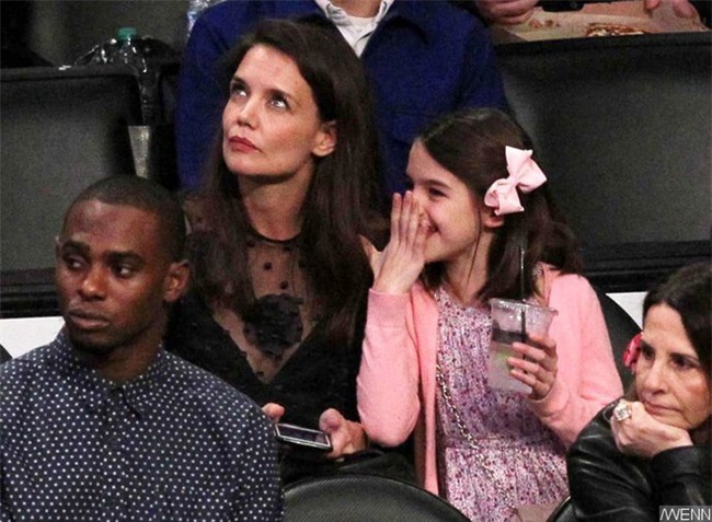 Katie Holmes mệt mỏi và thất vọng vì sự vắng mặt của Tom Cruise trong cuộc sống của Suri - Ảnh 2.